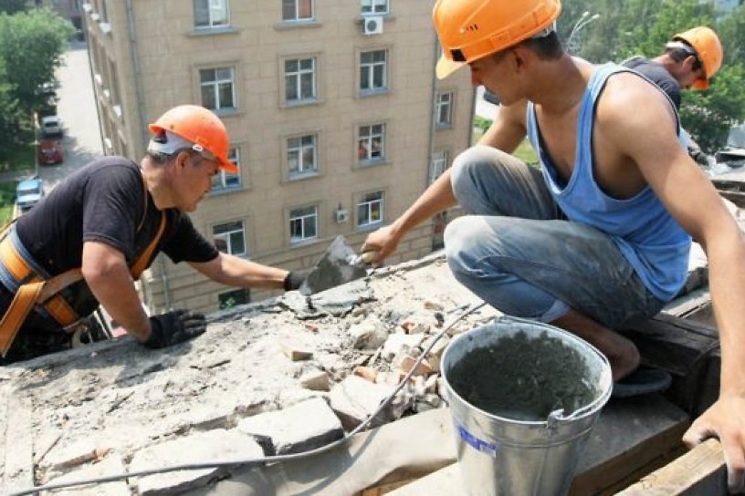 Подрядчики повторно приступили к ремонту крыши дома в Могоче после того, как сорвали сроки