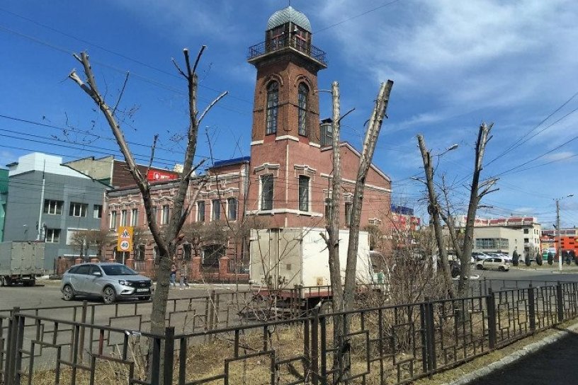 Рабочие обрезали деревья напротив парка Пионеров по улице Журавлёва в Чите