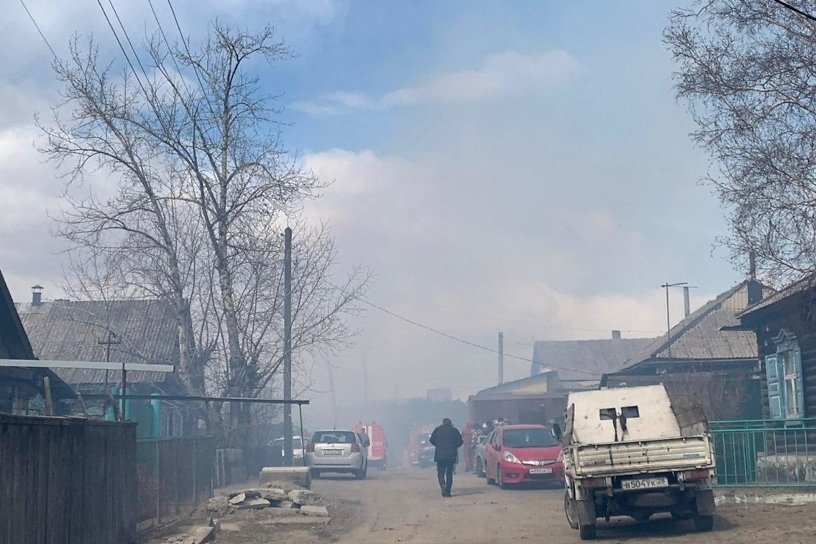 Дом загорелся в районе МЖК в Чите — взорвались баллоны с газом в гараже