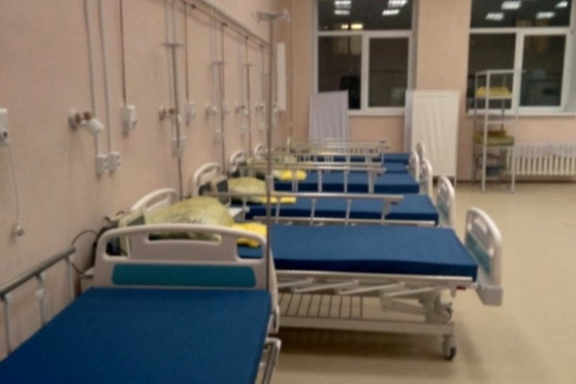 Палату реанимации для больных COVID развернули в актовом зале инфекционной больницы в Чите