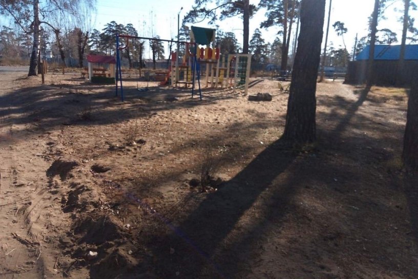 Вандалы сломали часть будущего забора на детской площадке за Ингодой в Чите
