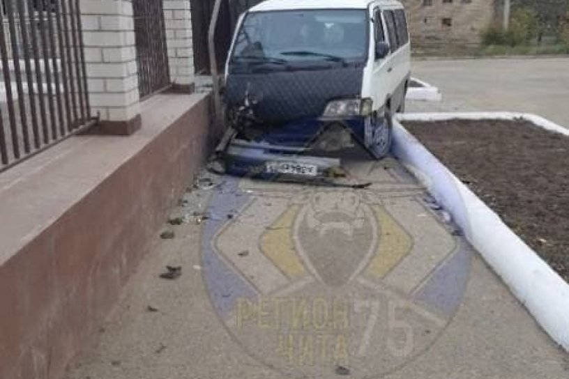 Микроавтобус влетел в забор суворовского училища и сбил пешехода в Чите — видео