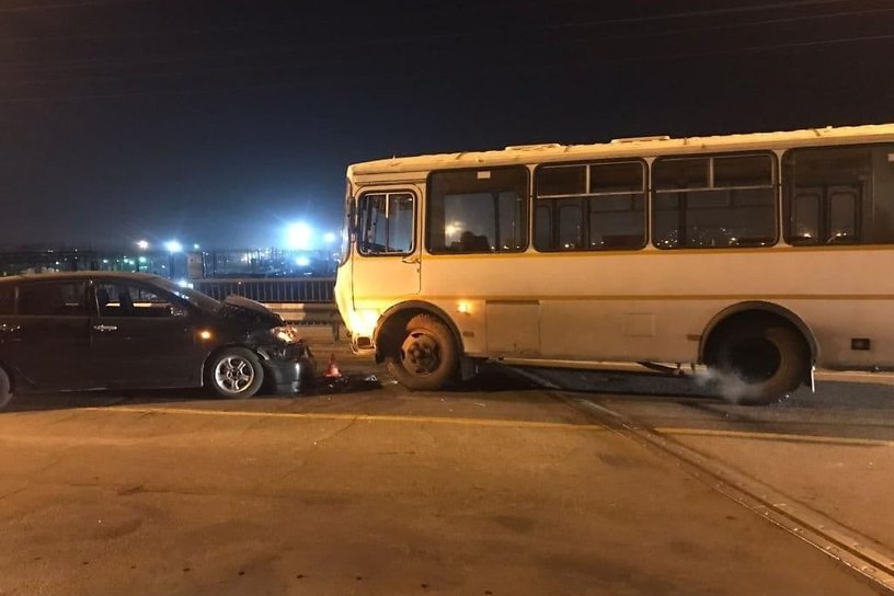 Пассажирский автобус №10 столкнулся с Toyota Corolla в Ленинском округе в Иркутске
