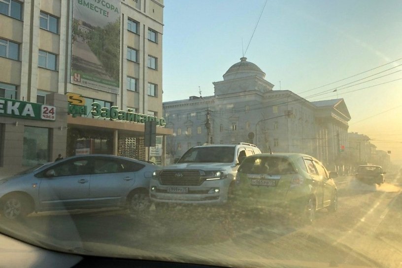 Три автомобиля столкнулись возле площади Ленина в Чите