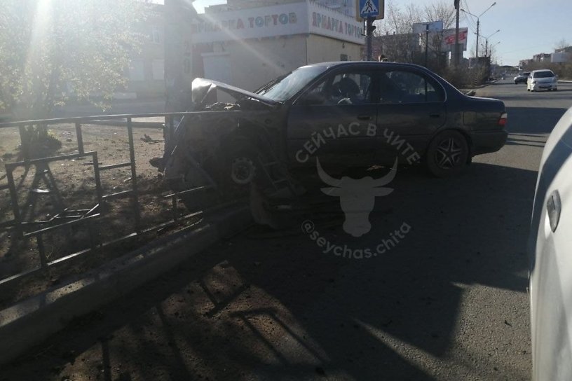 Водитель иномарки снёс ограждение и въехал в столб в посёлке КСК в Чите