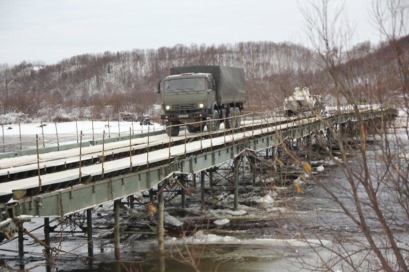 Военный мост рухнул на Ононе — работы по его подъёму продолжаются до сих пор