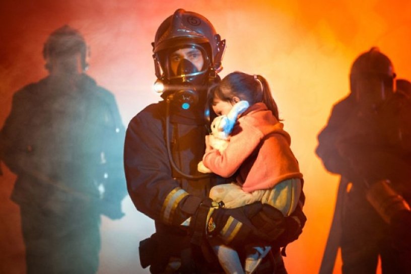 Пожарные на руках вынесли ребёнка из горящей квартиры в Краснокаменске