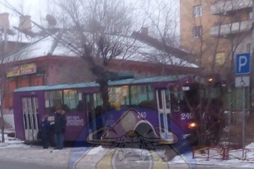 Троллейбус вылетел на обочину и врезался в дерево из-за ДТП в центре Читы