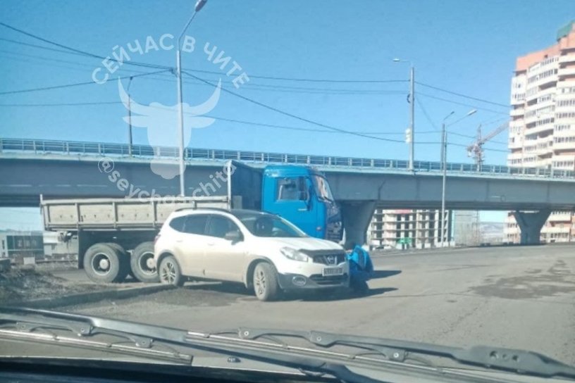 Грузовик столкнулся с иномаркой на Каштакском кольце в Чите