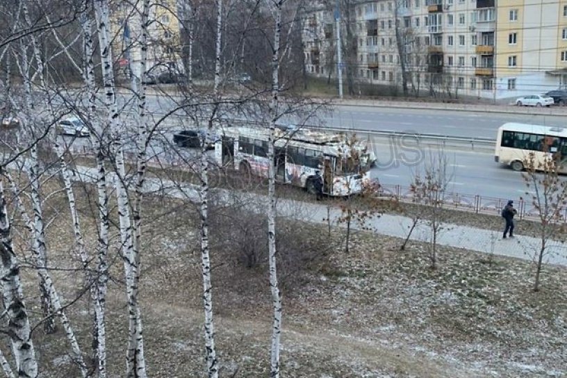 Троллейбус снёс ограждение на улице Байкальской в Иркутске