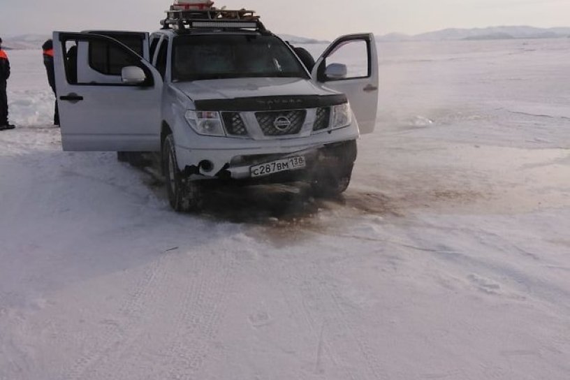 Внедорожник провалился под лёд на Малом море на Байкале