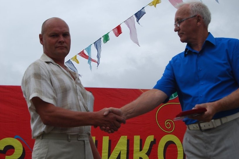 Ремонтника в Забайкалье наградили медалью за спасение детей на озере у Шерловой Горы