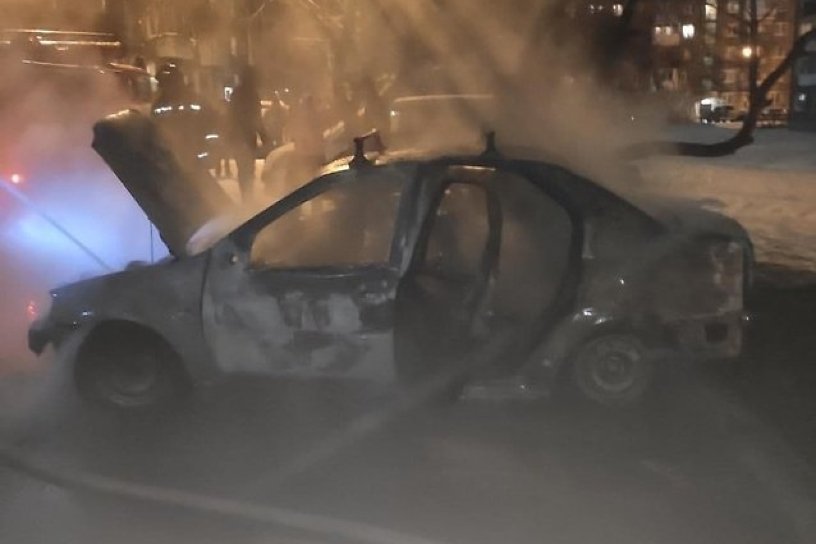 Автомобиль Renault Logan сгорел ночью в Иркутске