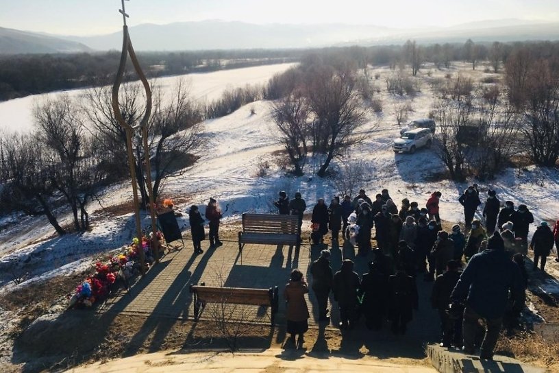 Мемориал погибшим в автокатастрофе на реке Куэнга открыли в Сретенске