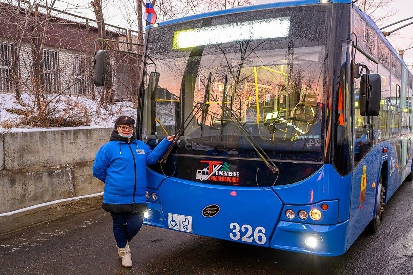 Троллейбус из Москвы пострадал в ДТП с легковушкой на Локомотиве в Чите