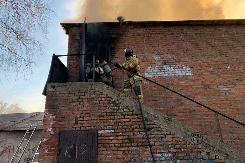 Пожар произошёл в неэксплуатируемом здании на территории школы №40 в Ангарске 