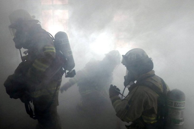 Пожарные в Атамановке спасли заснувшего в горящей квартире мужчину