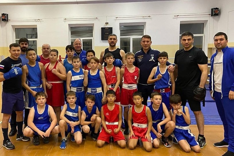 Осипов в Чаре посетил детскую тренировку, которую провёл чемпион мира по боксу Бахтин