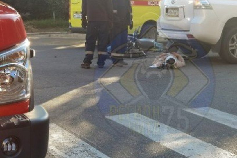 Водитель и пассажир мотоцикла попали в больницу после ДТП с внедорожником в Чите