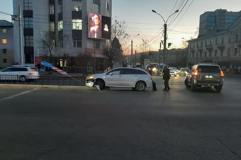 Два автомобиля столкнулись на перекрёстке улиц Бутина — Бабушкина в Чите
