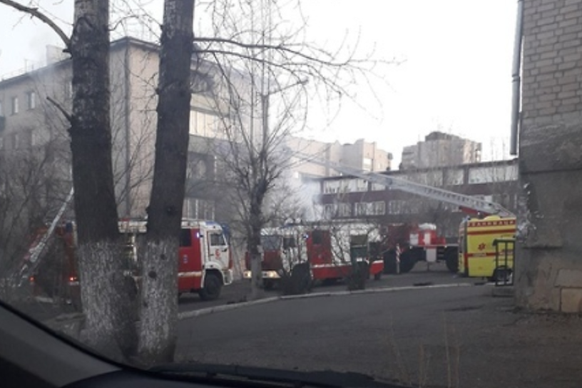 Жильцов пятиэтажки эвакуировали из-за пожара квартиры в центре Читы