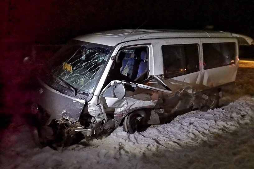 Mitsubishi Lancer врезался в маршрутку на Качугском тракте, оба водителя пострадали