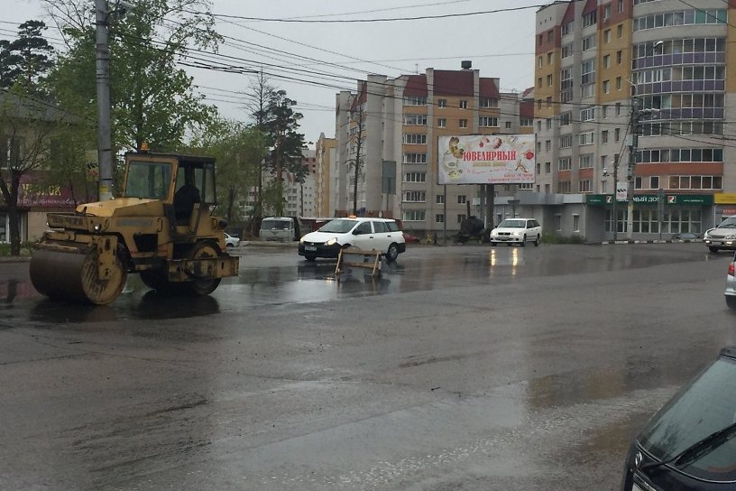 Асфальт кладут в дождь в районе Октябрьского микрорайона в Чите 