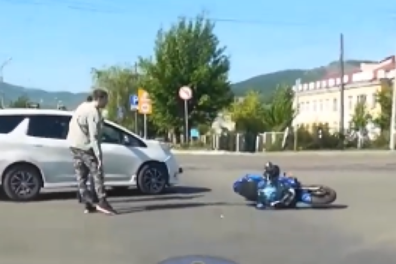 Авария мотоцикла и иномарки произошла на перекрёстке улиц Лазо и Ярославского в Чите
