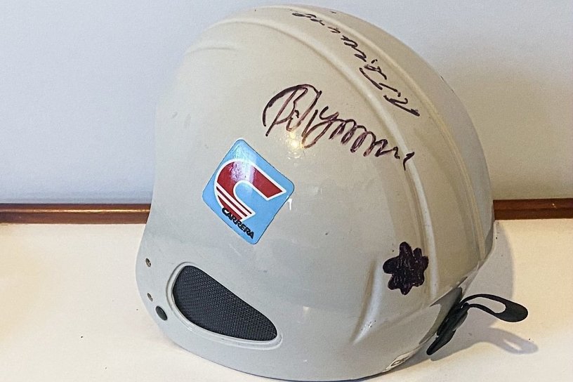 Горнолыжный шлем с автографом Путина продают в Ангарске за 150 тыс. руб.