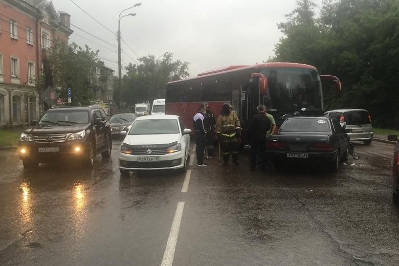 Два человека пострадали в столкновении рейсового автобуса и двумя иномарками в Иркутске