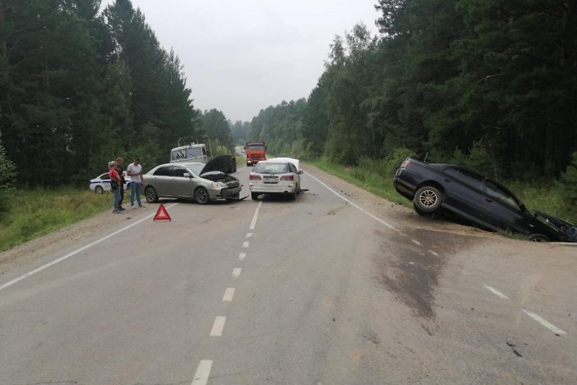 Два человека пострадали в ДТП с тремя автомобилями в Иркутском районе