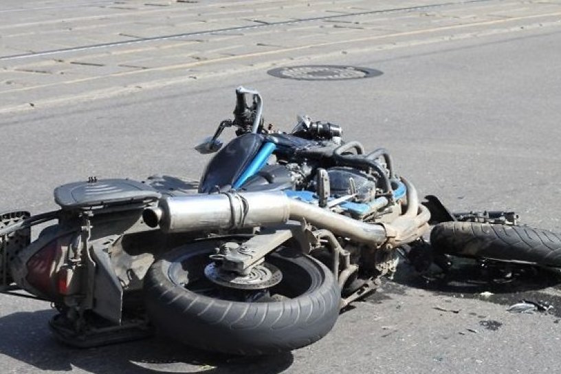 Мотоциклист без водительских прав врезался в дерево и умер в Забайкалье