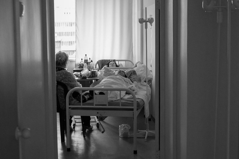 Депутат ЗС заявил, что в Ангарске пациенты лежат в больницах «на топчанах»