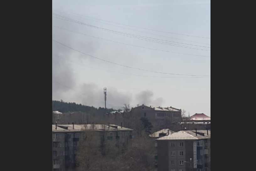 Дым за Сосновым Бором заметили в Чите. Это горит дом в Антипихе