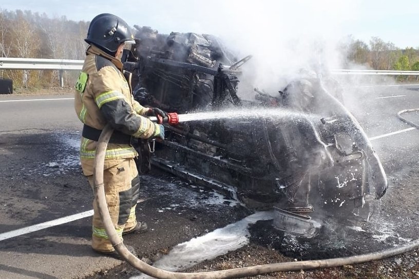 Автомобиль загорелся после ДТП на трассе Чита — Хабаровск, погибли два человека