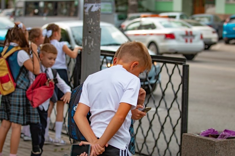 Ребятня в Чите повадилась бегать перед машинами и снимать на телефон — очевидец