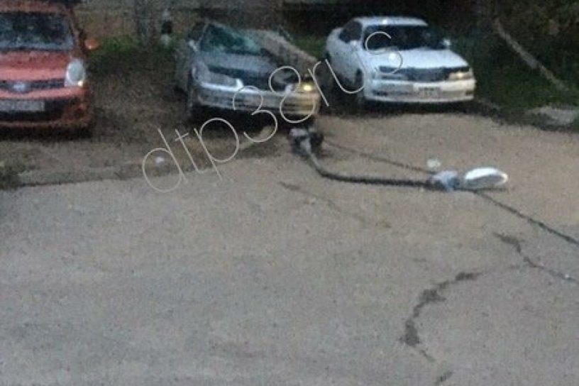 Фонарный столб упал на иномарку во дворе дома в Иркутске