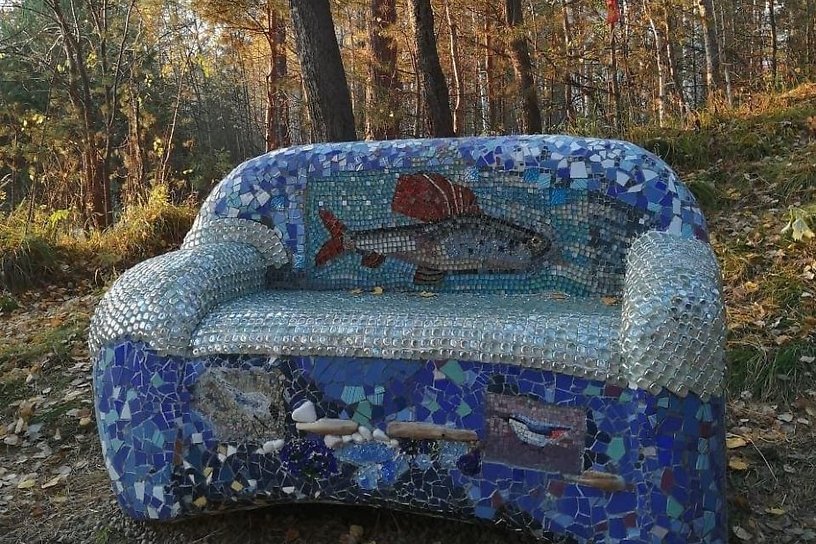 Созданный из битой посуды мозаичный диван установили в лесу на Байкальском тракте