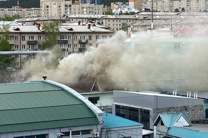 Загорелось торговое помещение около ТЦ «Ся Ян» в Чите, пострадавших нет