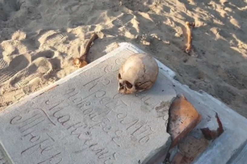 Человеческий череп и старинное надгробие выкопали у озера Кенон в Чите