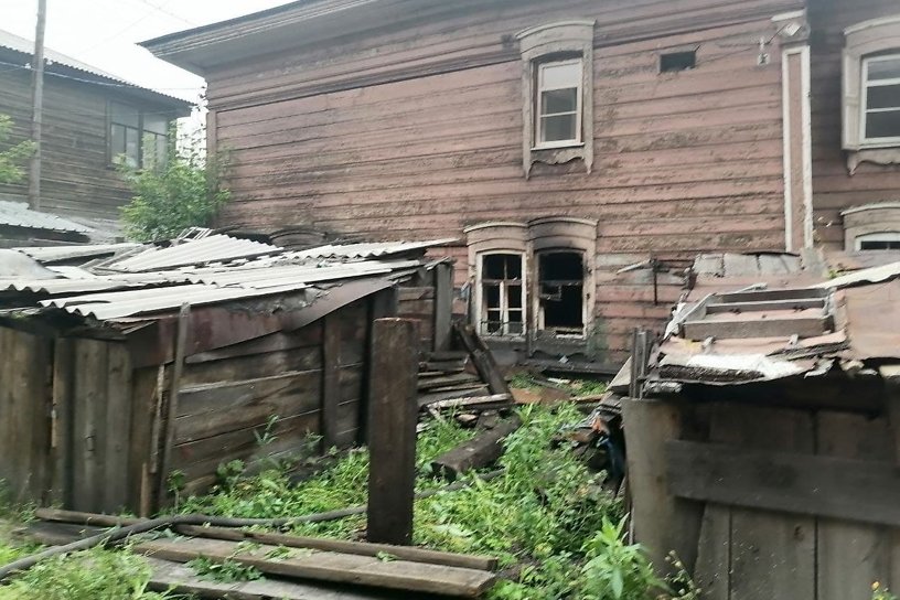 Деревянный дом-памятник загорелся на улице Декабрьских Событий в Иркутске