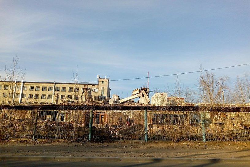 Здание машзаводской столовой «Ласточка» сносят в центре Читы