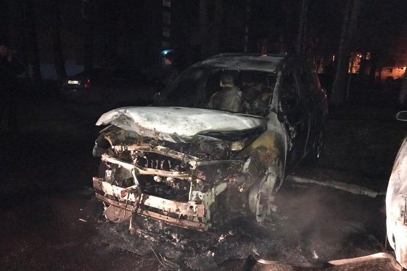 Иномарку подожгли во дворе жилого дома в Ангарске