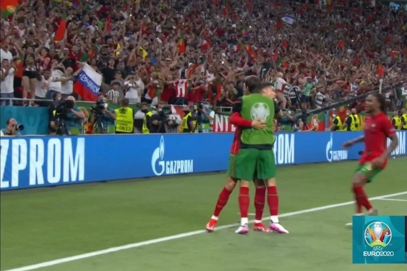 Фанаты футбола из Нерчинска развернули флаг на матче Франция — Португалия