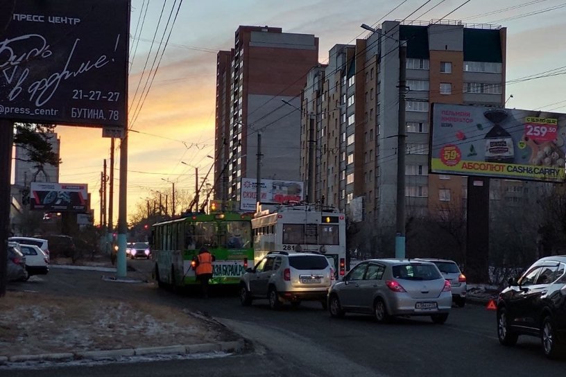 Пробка растёт в районе Машзавода из-за ДТП с троллейбусом