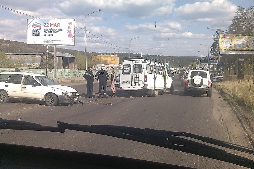 Водитель иномарки в Чите скрылся с места ДТП после столкновения с маршруткой 