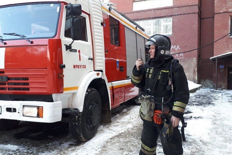 18 человек эвакуировались из дома в Ангарске, где загорелась квартира