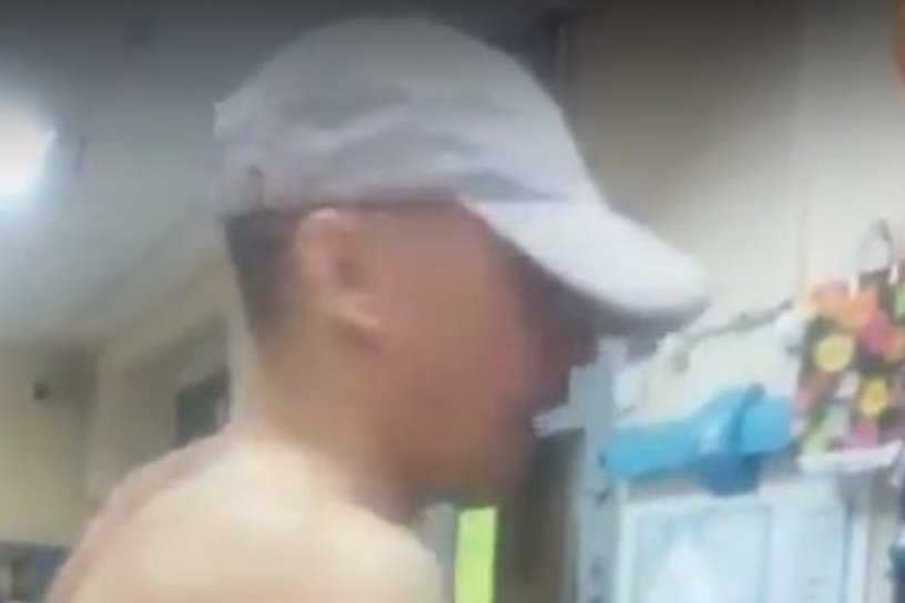 Пьяный парень в трусах и кепке зашёл в магазин «Парус» в Чите, копируя «Ревизорро»