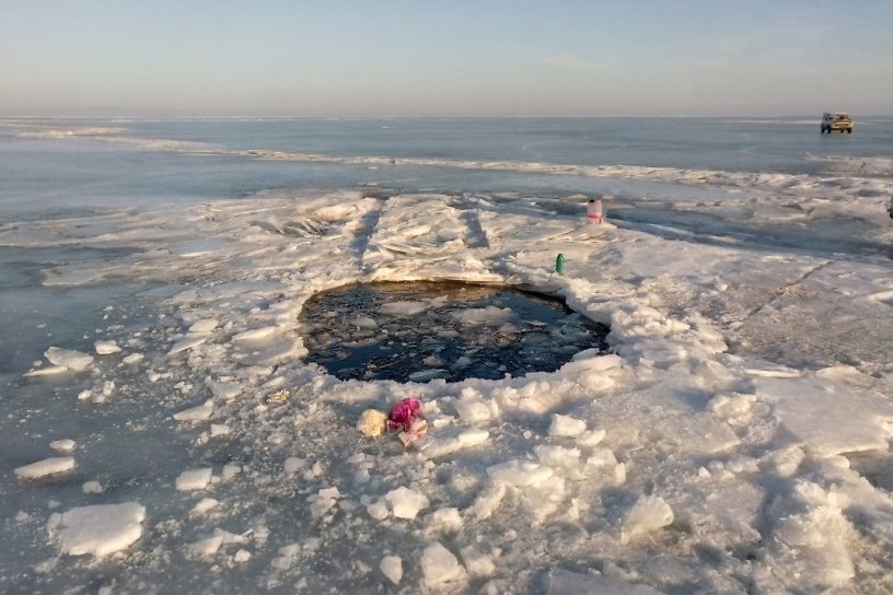 Иномарка с туристами из Орла провалилась под лёд на Байкале, все живы