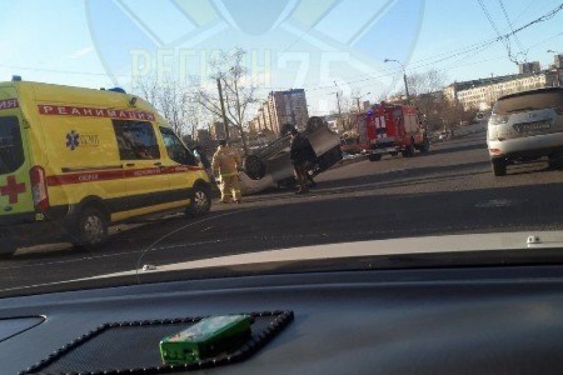 Toyota перевернулась на крышу после ДТП на улице Кирова в Чите
